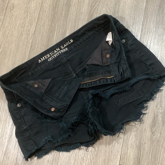American Eagle Stretch Black Distressed Denim Shorts size 4 - Picture 6 of 8